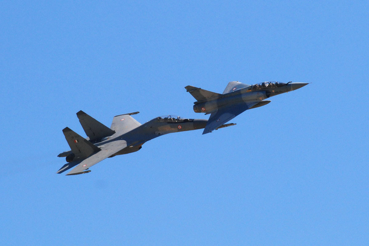 Su-30MKI indiano e M.2000-5F francese sorvolano l'asse pista della base di Orange vt.af Su-30 + f.af M.2000